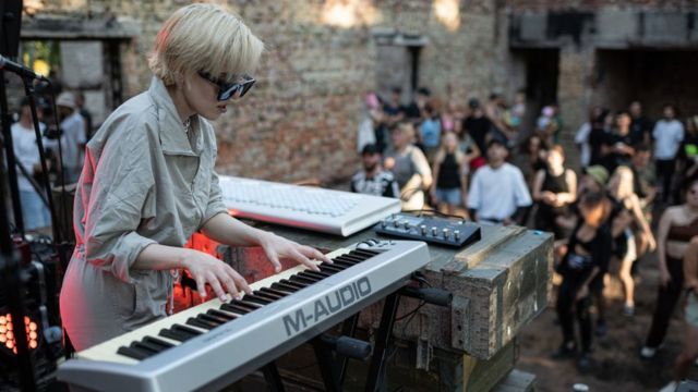 Толока у стилі рейв: волонтери прибрали спалений клуб на Чернігівщині