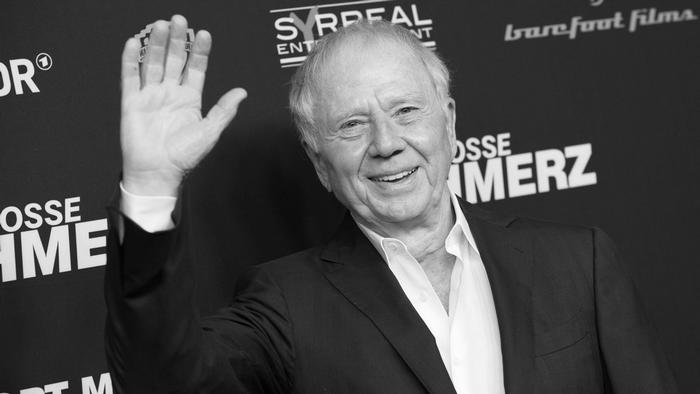 Німецький кінорежисер Вольфґанґ Петерсен (Wolfgang Petersen) помер у Брентвуді на заході Лос-Анджелеса (штат Каліфорнія в США) у 81-річному віці. Як повідомило ввечері 16 серпня агентство dpa з посиланням на помічницю режисера, причиною смерті стали наслідки раку підшлункової залози.  Творець таких фільмів, як "Підводний човен", "Нескінченна історія", "Ідеальний шторм" і "Троя", до останнього моменту був оточений близькими, поряд із ним була дружина Марія-Антуанетта (Боргель).  Петерсен народився в Емдені (земля Нижня Саксонія) у 1941 році, виріс у Гамбурзі, навчався у Німецькій академії кіно та телебачення (DFFB) у Берліні.  Від кримінального серіалу до культової "Нескінченної історії" З 1971 року режисер на замовлення громадсько-правової телерадіокомпанії NDR кілька років працював над випусками популярного серіалу "Tatort" ("Місце злочину").  У 1977 році адаптував автобіографічний роман Александра Циґлера про одностатеве кохання, і так з'явилася стрічка "Наслідки", що викликала великий резонанс у глядачів.  У 1981 році на екрани вийшла кінострічка "Підводний човен", знята за заснованим на реальних подіях однойменним романом Лотара-Ґюнтера Бухгайма (Lothar-Günther Buchheim), що став світовим бестселером. Стрічка здобула величезну глядацьку популярність, отримала низку престижних нагород і шість номінацій на кінопремію "Оскар". У головній ролі знявся німецький актор Юрґен Прохнов (Jürgen Prochnow). Експерти вважають картину однією з найкращих про Другу світову війну.  У 1984 році Петерсен став режисером культової "Нескінченної історії" за однойменним романом письменника Міхаеля Енде (Michael Ende).  Переїзд до Голлівуду Того ж року режисер переїхав до Голлівуду. Там він працював над екранізацією роману Ясутаки Цуцуя "Паприка", за яким вийшло однойменне аніме, знімав Клінта Іствуда, випустив блокбастери "Ідеальний шторм" (2000) та "Троя" (2004).  Остання стрічка-ремейк "Четверо проти банку" вийшла у 2016 році. Для роботи над нею Петерсен повертався на батьківщину та переосмислив свою телевізійну комедію 1976 року. Фільм, як і "Підводний човен", вийшов німецькою.