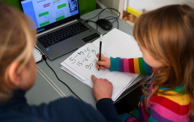 Ще одне місто заявило про початок дистанційного навчання в школах із 1 вересня. Мова йде про Дніпро, де рішення було прийняте спільно, як батьками, так і міською владою.  Про це йдеться в заяві міськради.   Остаточне рішення депутати ухвалили під час 26-ї чергової сесії міськради 17 серпня.  "Ми проводили консультації з батьками. Близько 80% з них підтримують це рішення", - зазначив міський голова Дніпра Борис Філатов.  Вчителів підготували, щоб підвищити ефективність онлайн-навчання Зазначається, що влітку для освітян провели марафон із тренінгами, аби зробити онлайн-навчання більш ефективним.  Наразі педагоги Дніпра, зокрема й ті, що виїхали з міста, готові повернутися до дистанційного викладання з 1 вересня.  Як проводитимуть уроки Уроки будуть проводити у двох форматах:  "спільному" - коли діти разом із вчителем у відеоконференції, "індивідуальному" - коли дитина виконує завдання, а потім відправляє їх педагогу. Графік дистанційного навчання вибудують комфортно для школярів різного віку.  Раніше таку ж заяву зробили і в Харкові. Діти не сядуть за парти з 1 вересня, а розпочнуть навчання дистанційно.